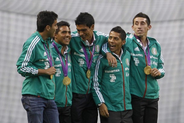 Mexico's Olympic gold medalist soccer players show their фото