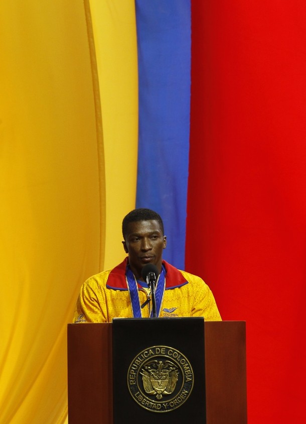 Oscar Figueroa, silver medallist in the men's 62 kg weightlifting фото