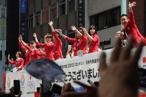 Japan's medallists at the London 2012 Olympic Games wave фото