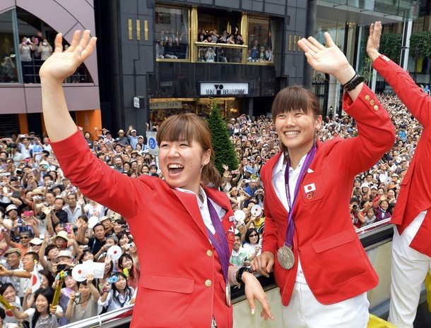Japan's women's badminton doubles silver medallists фото