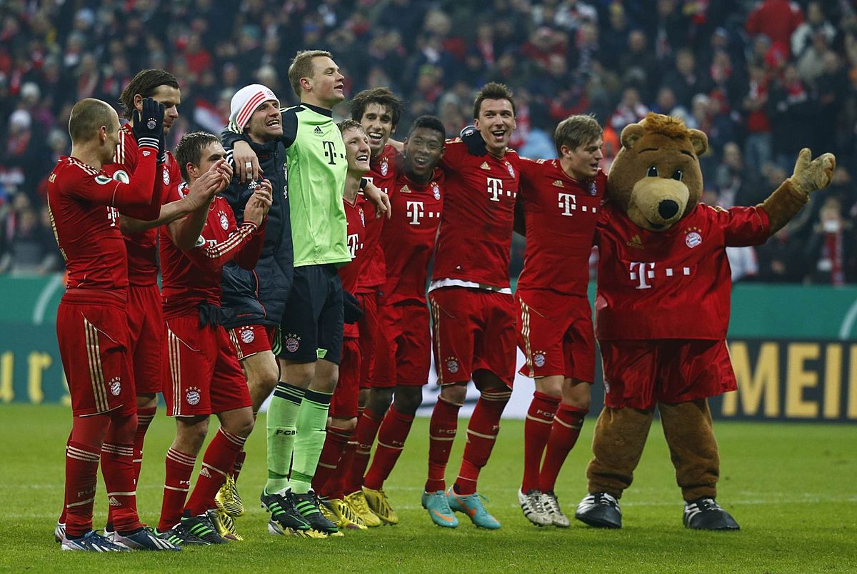 Bayern Munich players celebrate their 1-0 victory over Borussia фото