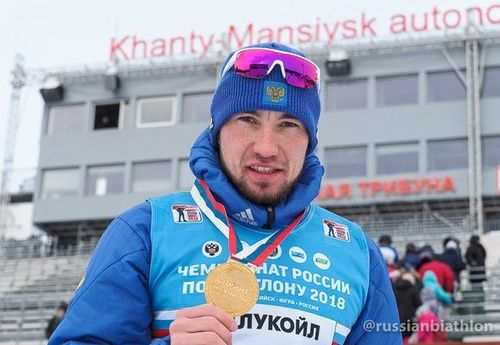 Александр Логинов одержал победу в спринте на чемпионате России по биатлону в Ханты-Мансийске