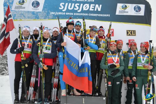 Российские юниоры победили в смешанной эстафете на первенстве Европы в Норвегии