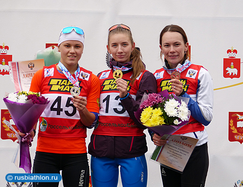 Светлана Миронова одержала победу в спринт-кроссе на чемпионате России по летнему биатлону в Чайковском
