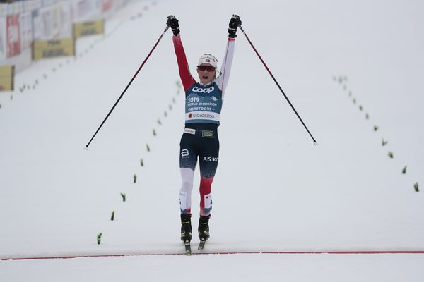 Большунов выиграл золото в скиатлоне на чемпионате мира в Оберстдорфе