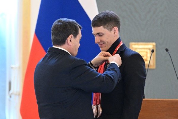 Биатлонистам вручили медали ордена «За заслуги перед Отечеством» за выступление на ОИ-2022