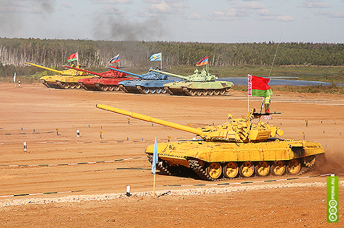 Первый в истории танковый биатлон выиграла Россия